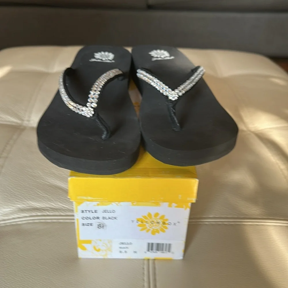Hard to find Yellow Box Elegant Rhinestone Flip Flops – Women’s Size 8 1/2 - Picture 3 of 4